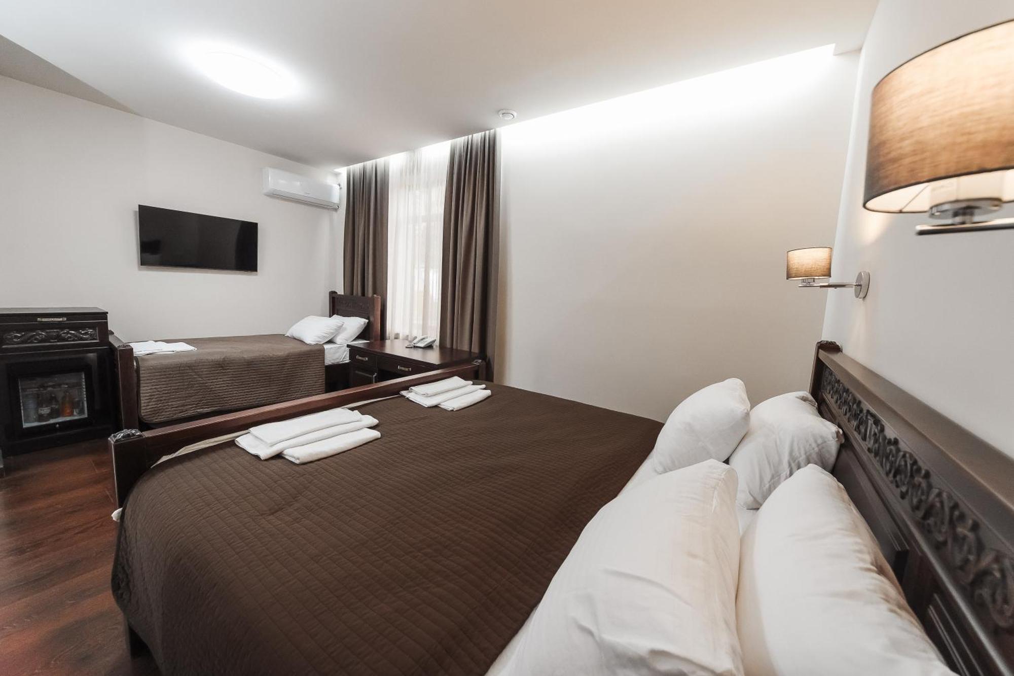Dvin Hotel Pavlodar Eksteriør bilde