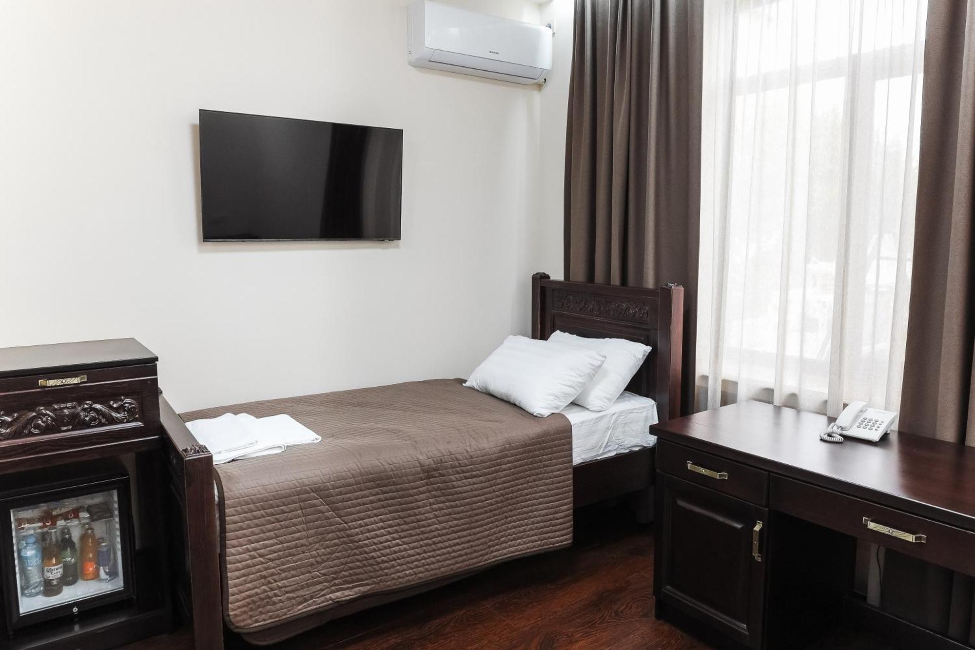 Dvin Hotel Pavlodar Eksteriør bilde