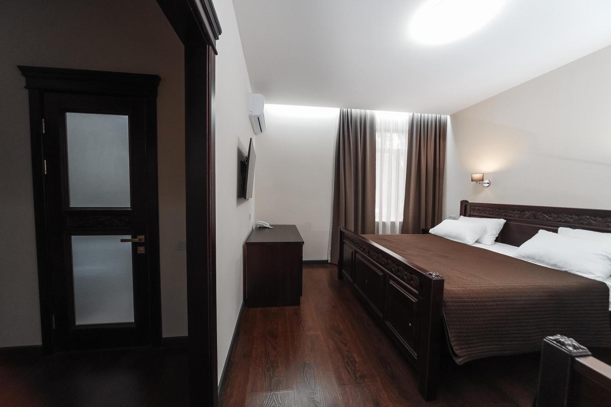 Dvin Hotel Pavlodar Eksteriør bilde