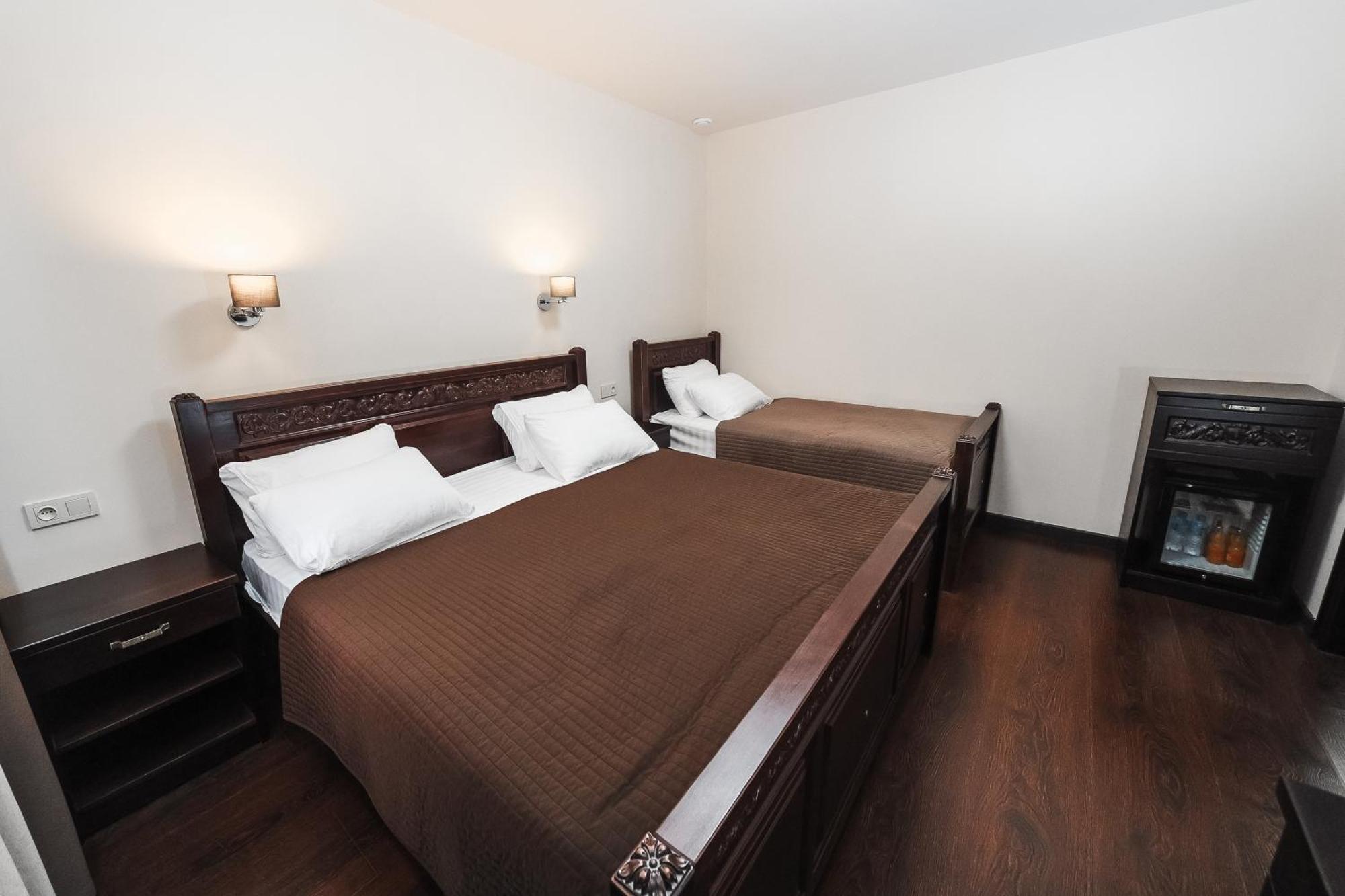 Dvin Hotel Pavlodar Eksteriør bilde