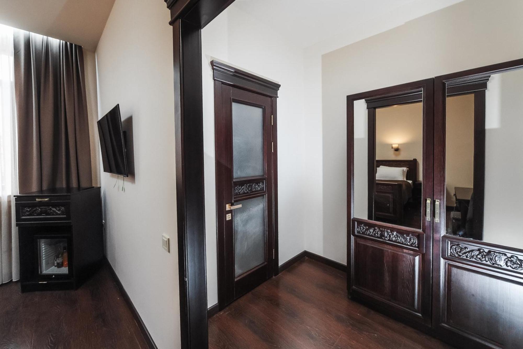 Dvin Hotel Pavlodar Eksteriør bilde
