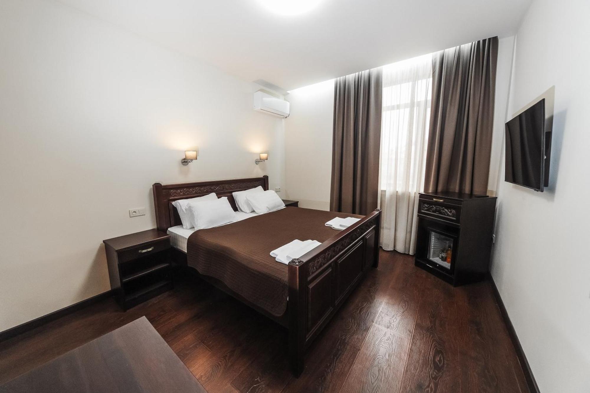 Dvin Hotel Pavlodar Eksteriør bilde