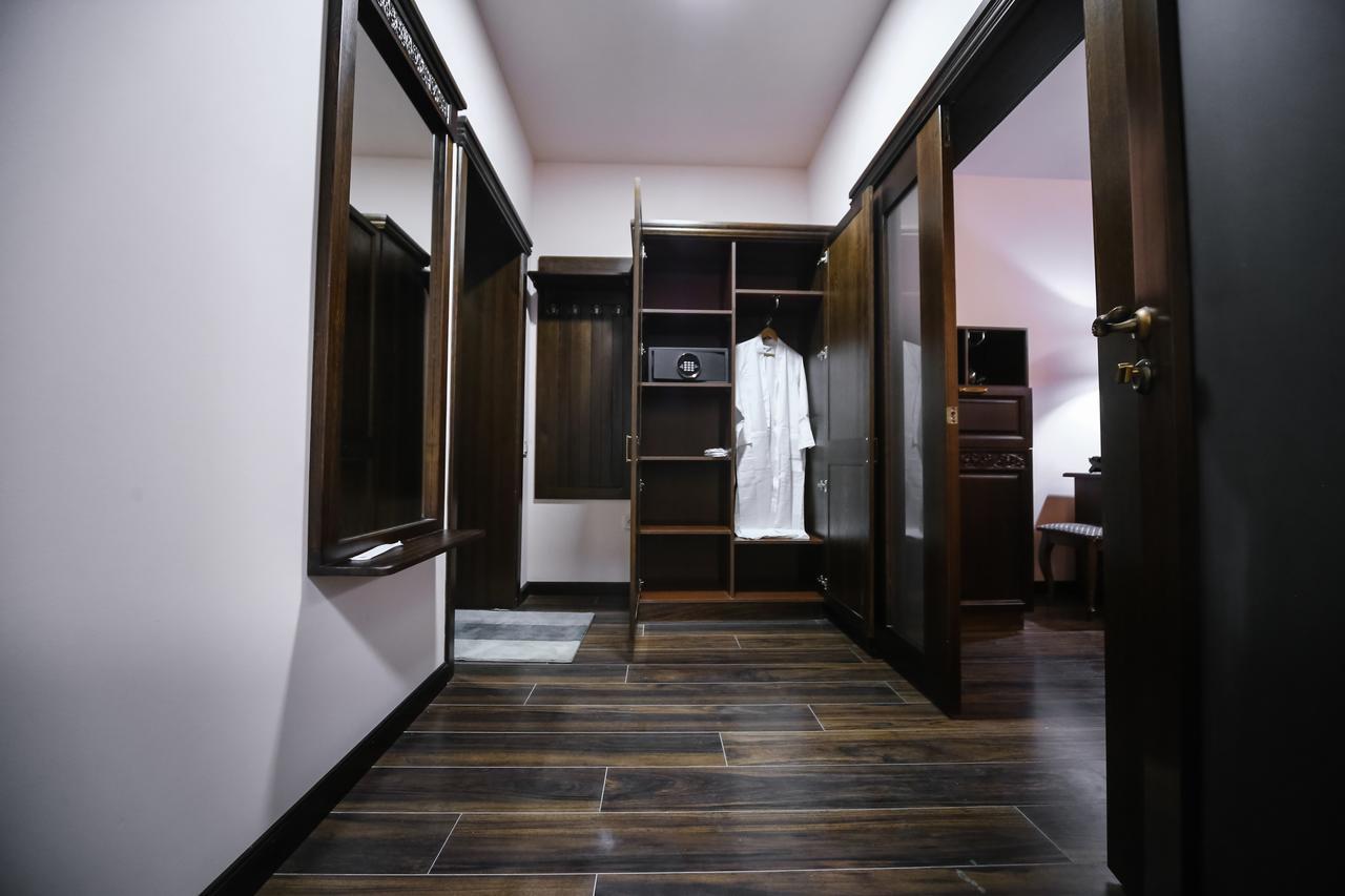 Dvin Hotel Pavlodar Eksteriør bilde